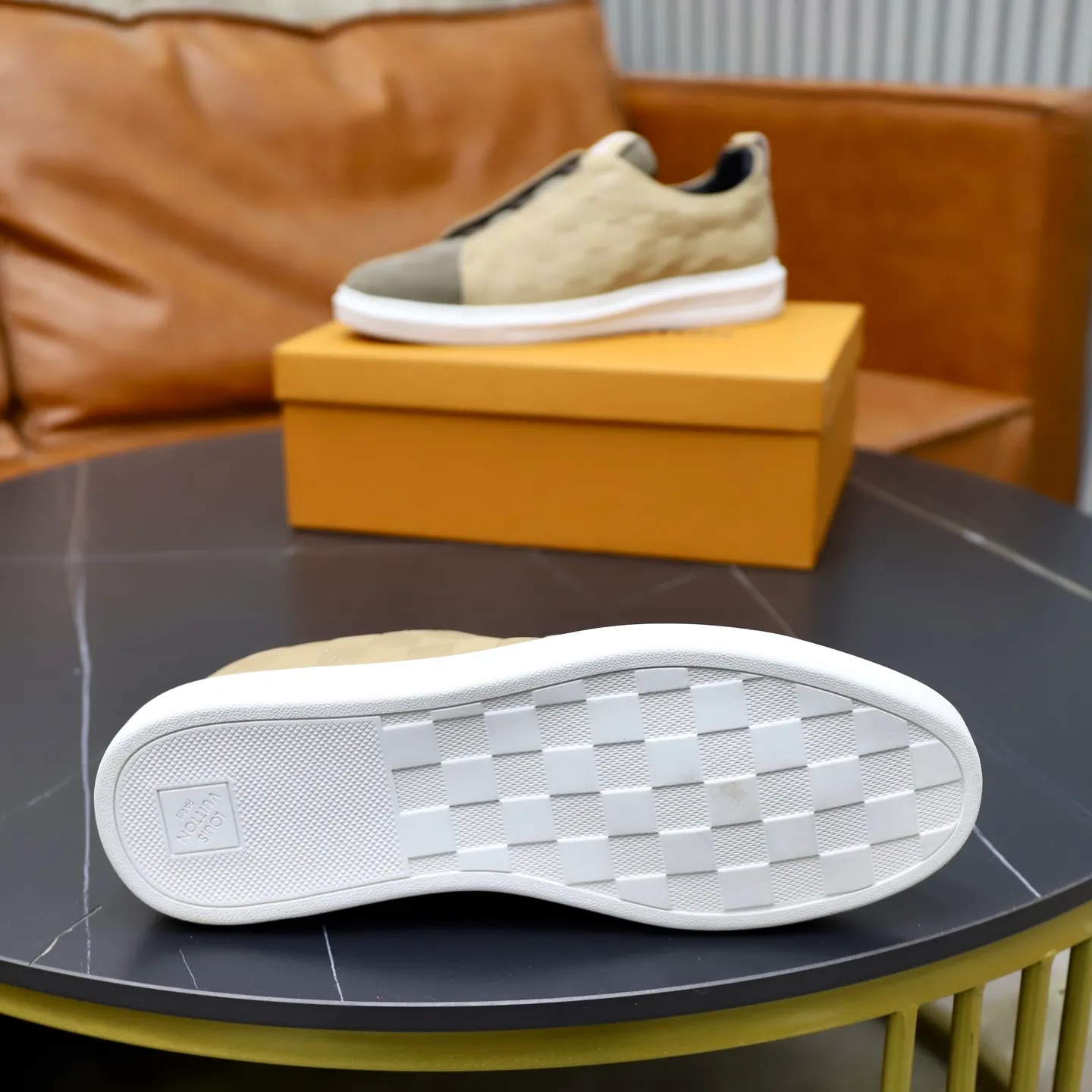 Ex-factory price: 442💰🙅‍♂️🙅‍♂️🙅‍♂️ Brand: LV Louis Vuitton Standard code: 38-44 (45 customized) Grade: Same as the official website Material: Original cowhide material stitching Comfortable and breathable sheepskin lining Lightweight and wear-resistant sports outsole Style category: Men's fashionable casual shoes Running sneakers Distinguished luxury brand elements Top luxury color: actual picture color